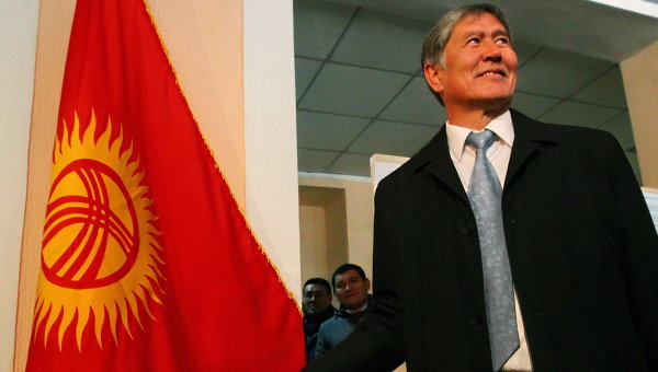 Кандидат в президенты Киргизии Алмазбек Атамбаев голосует на одном из избирательных участков во время президентских выборов